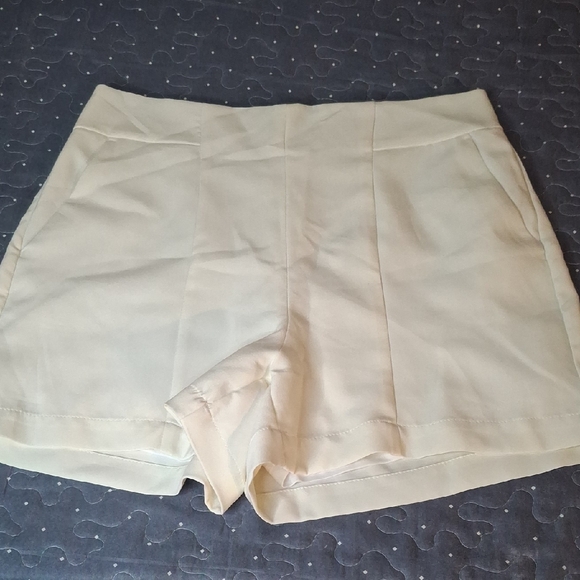 Express High Waist Cream Shorts size 4 - Picture 1 of 5